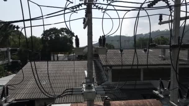 Disparo Aéreo Cerca Cables Cables Pilones Una Planta Energía Eléctrica — Vídeos de Stock