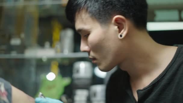 Artista Tailandés Del Tatuaje Centrado Hacer Tatuaje Concepto Creativo — Vídeo de stock