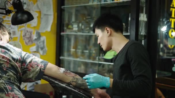 Young Tattoo Artist Cleaning Client Arm Recently Done Tattoo Creative — Stock Video
