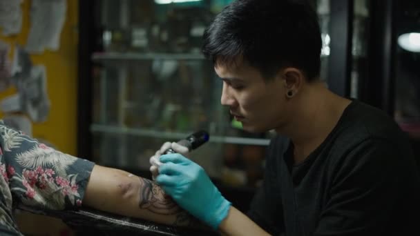 Крупный План Азиатского Татуировщика Создающего Произведение Искусства Руке Креативная Концепция — стоковое видео
