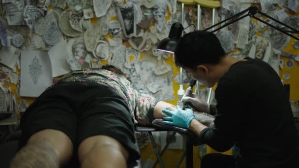 Asijské Tetování Umělec Dělat Tetování Ležícího Zákazníka Studiu Creative Koncept — Stock video