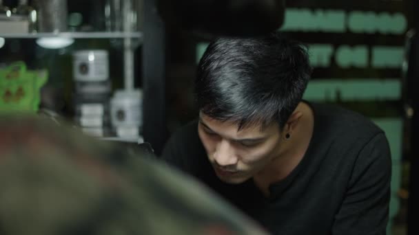 Genç Asyalı Bir Adam Stüdyosunda Müşterisine Dövme Yapıyor — Stok video