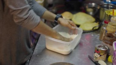Tanınmayan sokak aşçısı Tayland 'da ekmek ve kızarmış tavuk - geleneksel sokak yemeği