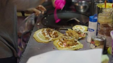 Geleneksel Tayland yemeği olan bir sokak mutfağındaki burrito hazırlama yerini kapatın.