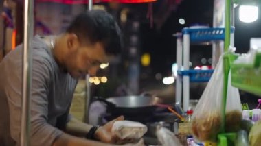 Geleneksel Tayland sokak yemeklerinin müşterilere dağıtılması.