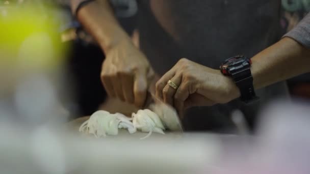 Homme Mains Coupant Oignon Avec Couteau Aiguiser Nourriture Thaï Rue — Video