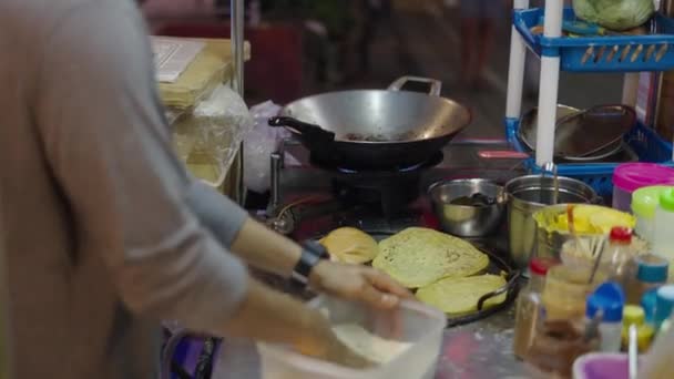 Nerozpoznatelný Muž Pouliční Prodejce Vaření Smažení Kuře Tradiční Ulice Thajské — Stock video