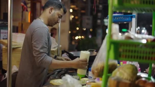 Cook Utcai Eladó Öntés Mártással Thai Tipikus Élelmiszer Hagyományos Utcai — Stock videók