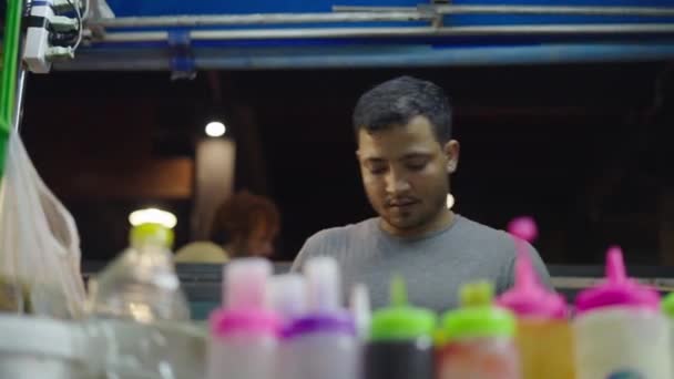 Porträtt Thai Street Seller Fokuserad Förbereda Mat Traditionell Street Thai — Stockvideo