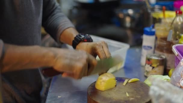 鋭いナイフでジャガイモを切断男の手の閉じる タイの伝統的なストリートフード — ストック動画
