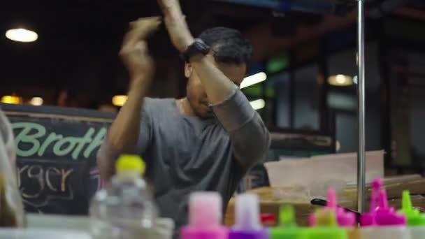 Cozinheiro Rua Preparando Uma Massa Rotee Tailandês Mercado Rua Tradicional — Vídeo de Stock