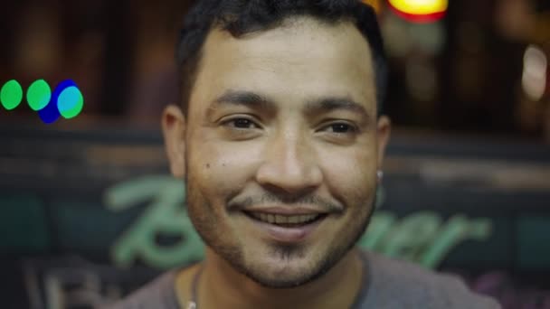 Asiatique Street Food Vendeur Masculin Regardant Souriant Caméra Traditionnel Street — Video