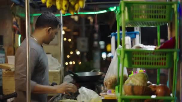 タイの通りの売り手は伝統的なタイのパンケーキに料理製品を注ぐ 伝統的な通りのタイ料理 — ストック動画