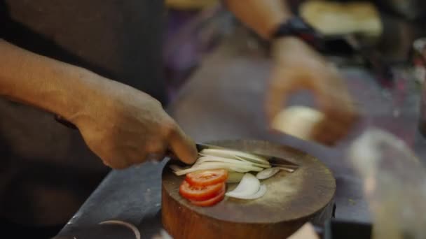 Krájení Cibule Smažení Trhu Pouličními Potravinami Tradiční Pouliční Thajské Jídlo — Stock video