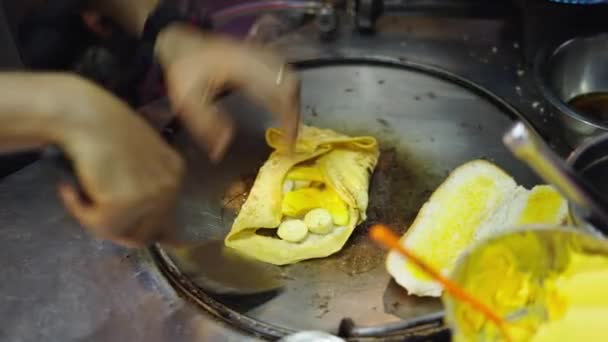Vaření Thajské Palačinky Nebo Rotee Trhu Pouličními Potravinami Tradiční Pouliční — Stock video