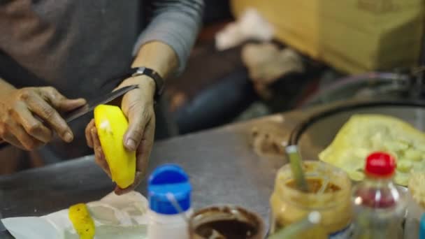 マンゴーの皮をむいて切り クレープに入れる 伝統的な通りのタイ料理 — ストック動画