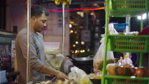 Thai Street Vendor Förbereda Degen För Att Göra Thai Pannkakor — Stockvideo