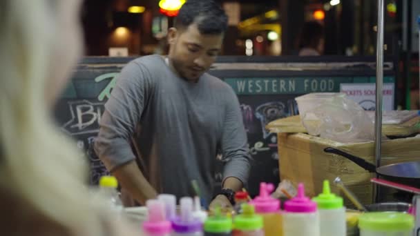 Thai Street Säljare Steka Bröd Kyckling Från Oigenkännliga Kvinnliga Kund — Stockvideo