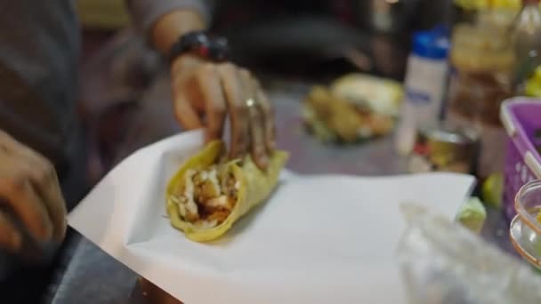 Rolando Burrito Entregando Cliente Sendo Pago Tradicional Comida Tailandesa Rua — Vídeo de Stock
