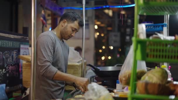 Ázsiai Street Food Eladó Különböző Ételeket Készít Egyszerre Hagyományos Street — Stock videók