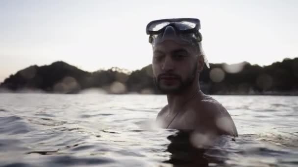 Porträtt Marockansk Man Havsvattnet Tittar Kameran Och Ler Livsstilsäventyr Koncept — Stockvideo