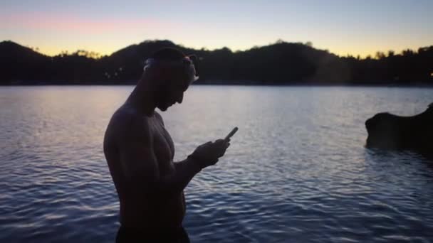 Ung Marockansk Man Använder Sin Telefon Med Vacker Solnedgång Bakgrunden — Stockvideo