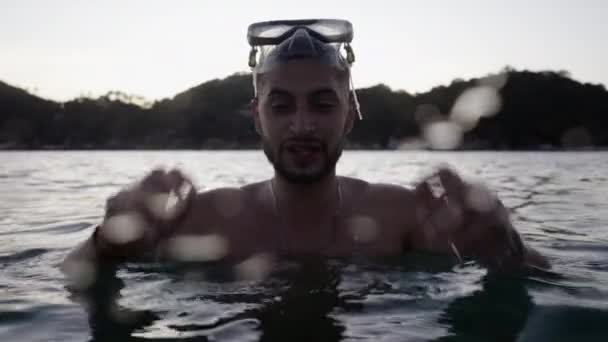Porträtt Ung Nordafrikansk Man Dykning Mask Och Titta Solnedgången Livsstil — Stockvideo