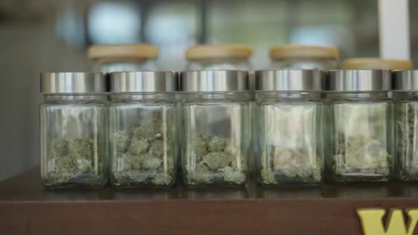 Tıbbi Marihuana Dolu Kristal Kavanozları Yasal Bir Dükkanında Kaydır Yeni — Stok video