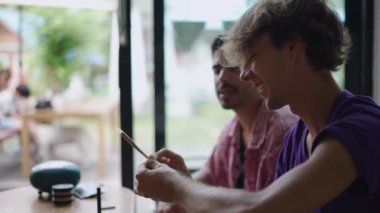 İki arkadaş çakmakla esrar yakıyor. Yeni iş konsepti.