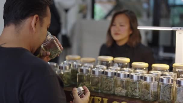 Uomo Adulto Che Odora Diversi Fiori Cannabis Negozio Legale Nuovo — Video Stock