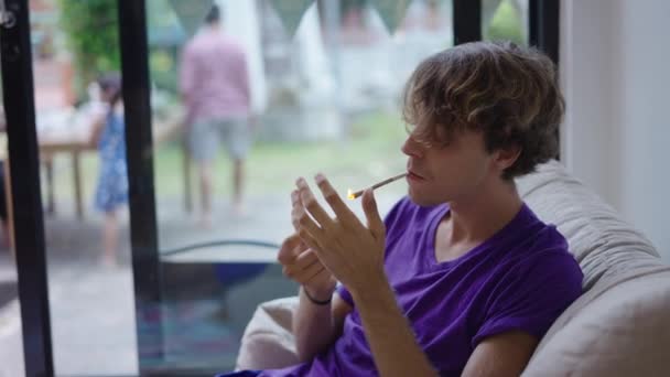 Jeune Homme Virer Joint Fumer Nouveau Concept Entreprise — Video