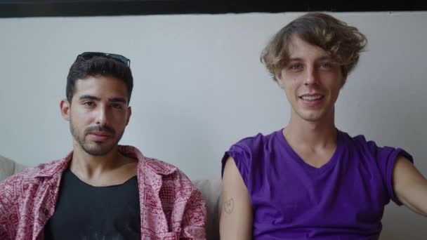 Portrait Deux Jeunes Hommes Regardant Caméra Nouveau Concept Entreprise — Video