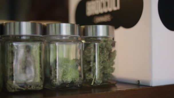 Reizen Close Shot Van Kristallen Potten Met Medicinale Weed Binnen — Stockvideo