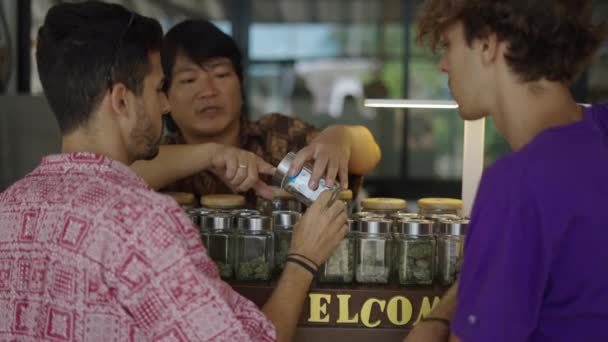 Clientes Que Cheiram Diferentes Raças Cannabis Numa Loja Medicinal Legal — Vídeo de Stock