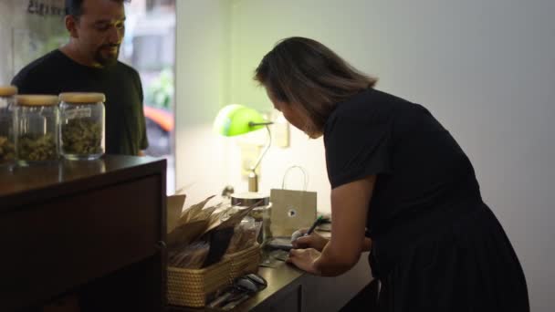 Тайская Женщина Ритейлер Записывает Клиента Новая Бизнес Концепция — стоковое видео