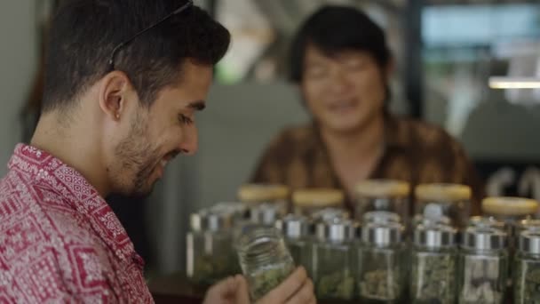 Två Unga Kaukasier Köper Gräs Ett Cannabisapotek Affärsidé — Stockvideo