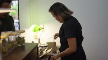 Müşteriye satmak için markalı bir torbaya yabani ot çiçeği koymak - yeni iş kavramı