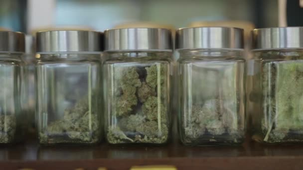 在西班牙的一家法律诊所里拍下了满是大麻的水晶罐子的幻灯片 新的商业概念 — 图库视频影像