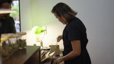 Müşteriye satmak için markalı bir torbaya yabani ot çiçeği koymak - yeni iş kavramı