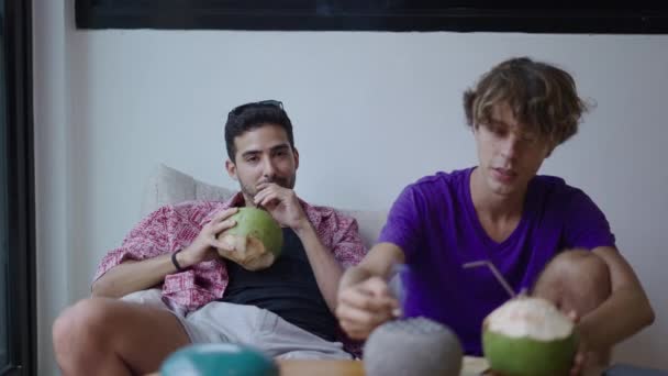 Dva Přátelé Pít Jíst Kokosový Ořech Protože Monchis Nový Obchodní — Stock video
