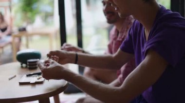 Genç bir adamın ot dükkanında esrar çekerken yakın plan çekimi - yeni iş konsepti