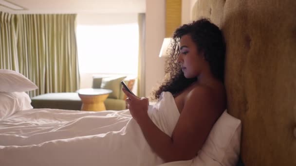 Flicka Från Sydamerika Sms Telefonen Från Sängen Body Positive — Stockvideo