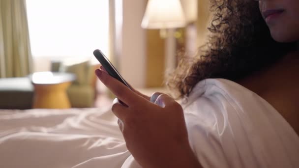 Frauenhände Unterhalten Sich Telefon Bett Body Positive — Stockvideo