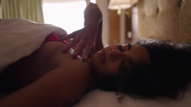 Zdjęcie Boczne Seksownej Dziewczyny Ameryki Południowej Łóżku Body Positive — Wideo stockowe