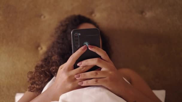 Smartphone Disms Oleh Wanita Tak Dikenal Tempat Tidur Badan Positif — Stok Video
