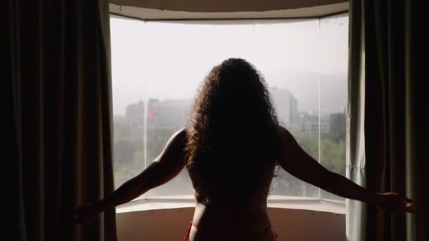 Aufnahme Einer Frau Die Mit Erhobenen Armen Vor Einem Fenster — Stockvideo