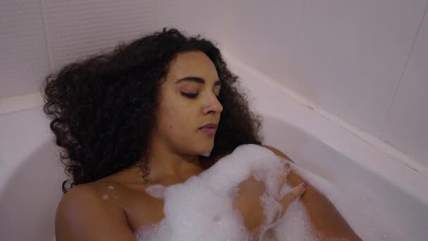 Attraktive Brünette Frau Reibt Ihren Körper Mit Badeschaum Body Positive — Stockvideo