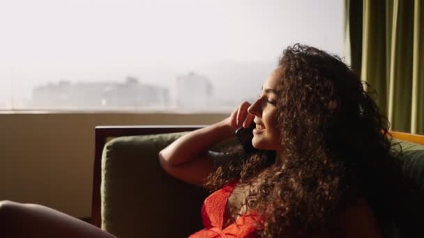 Utrolig Latina Kvinde Taler Telefon Kigger Udad Krop Positiv – Stock-video
