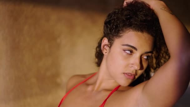 Kırmızı Çamaşırlı Göz Kamaştırıcı Latin Saçlarına Dokunuyor Aşağıya Bakıyor — Stok video