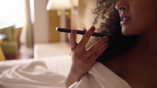 Tanımlanamayan Bir Kadın Yataktan Telefonuna Ses Gönderiyor — Stok video